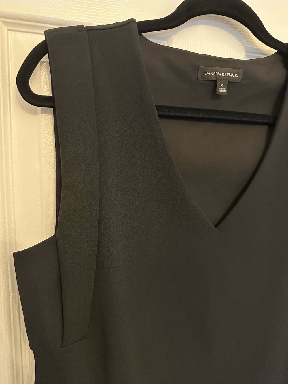 Banana Republic Black V-Neck Sleeveless Top - Picture 4 of 8